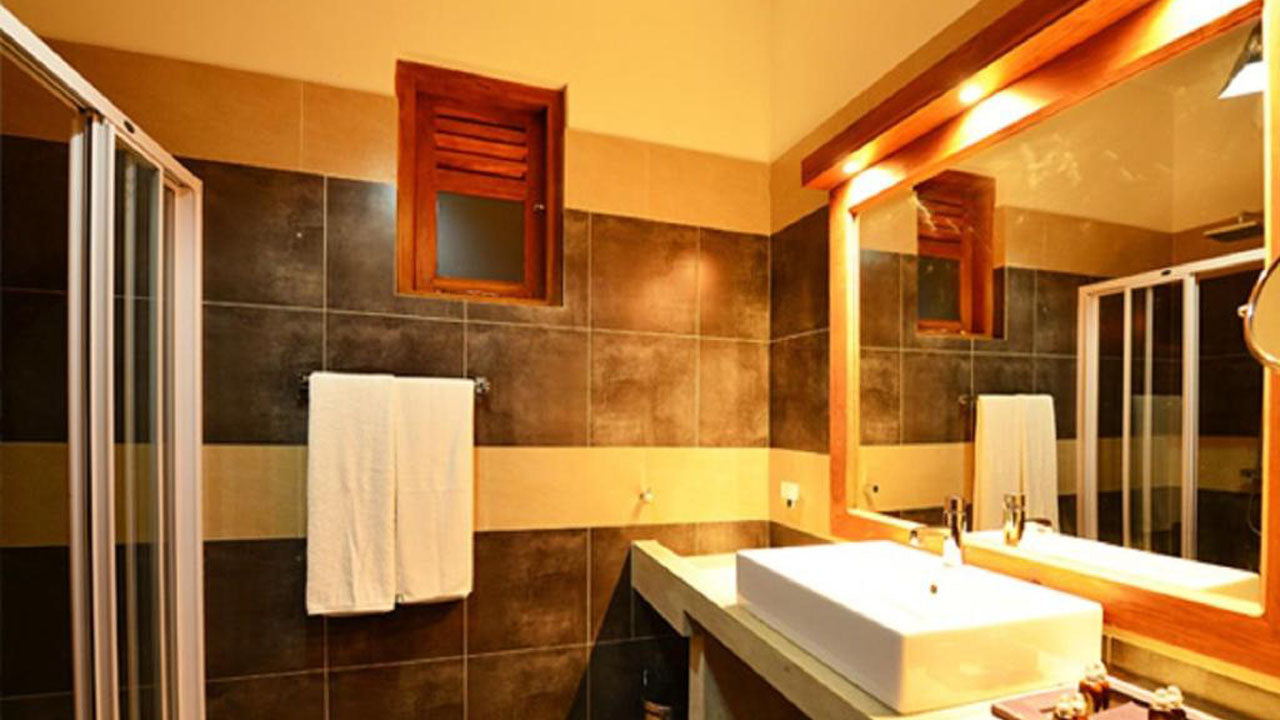 Laya Waves, Pacífico