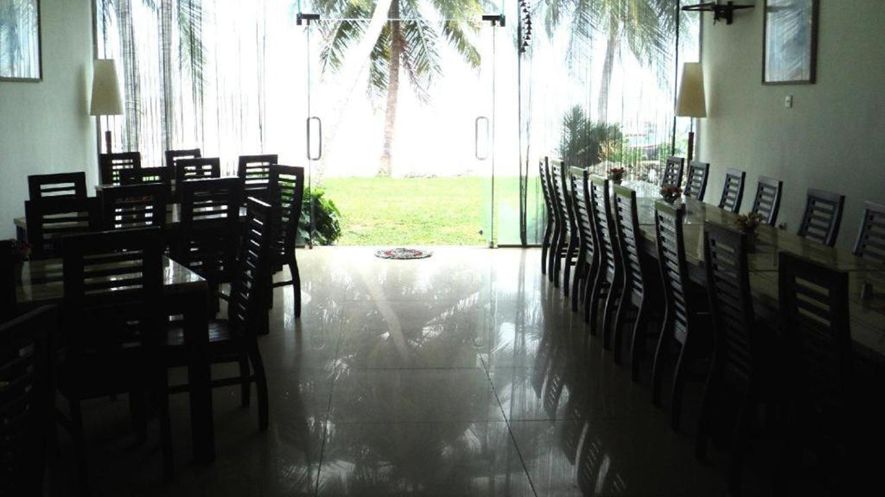 New Tri-Star Beach Hotel, Arungama