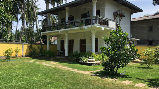 Hiding Unawatuna, Unawatuna