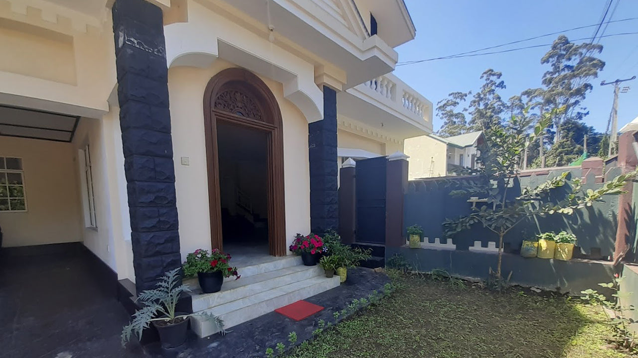 The Wooden Crest, Trincomalee