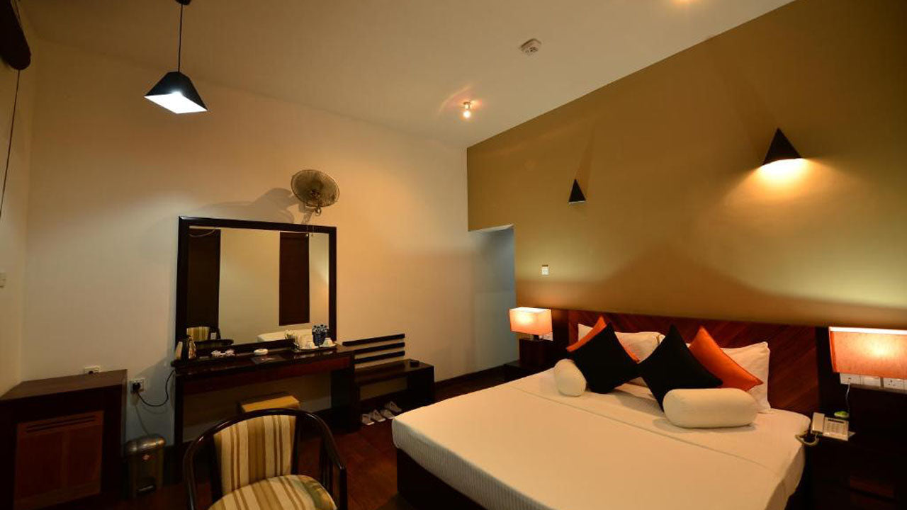 Laya Waves, Pacífico