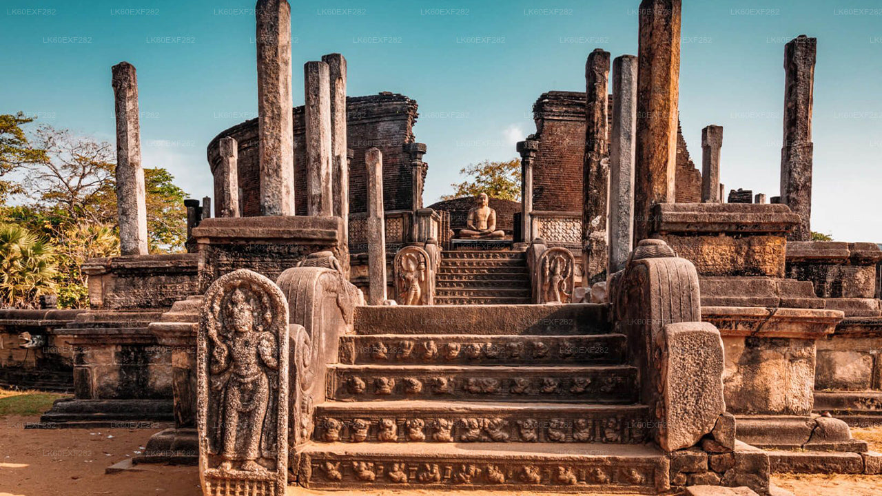 Traslado privado de Sigiriya a Pasikudah con recorrido por la ciudad antigua de Polonnaruwa