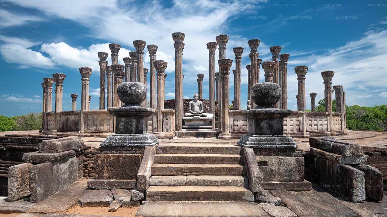 Traslado privado de Sigiriya a Pasikudah con recorrido por la ciudad antigua de Polonnaruwa