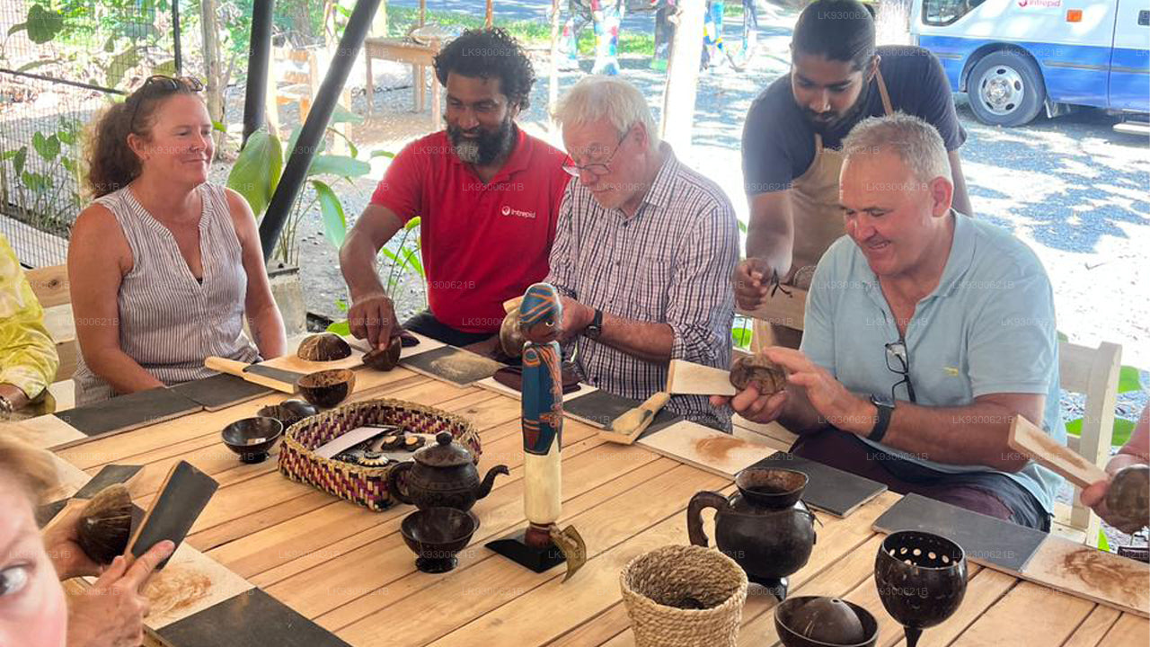 Experiencias prácticas de elaboración de artesanías con cáscara de coco y bambú en Sigiriya.