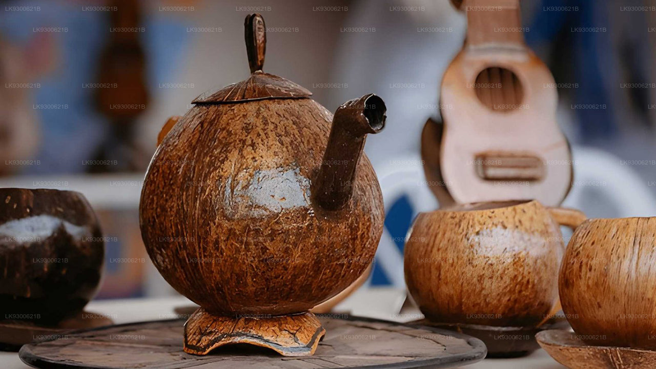 Experiencias prácticas de elaboración de artesanías con cáscara de coco y bambú en Sigiriya.