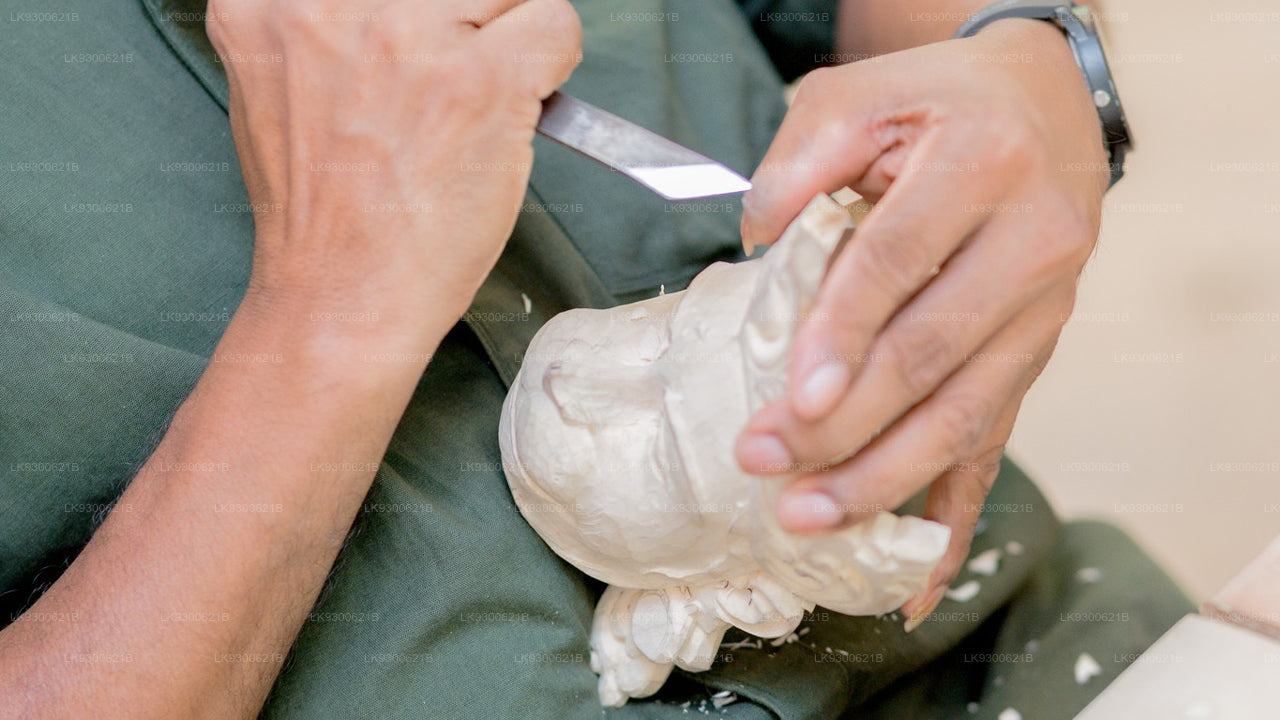 Experiencias prácticas de elaboración de artesanías con cáscara de coco y bambú en Sigiriya.