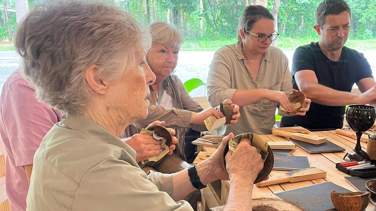 Experiencias prácticas de elaboración de artesanías con cáscara de coco y bambú en Sigiriya.