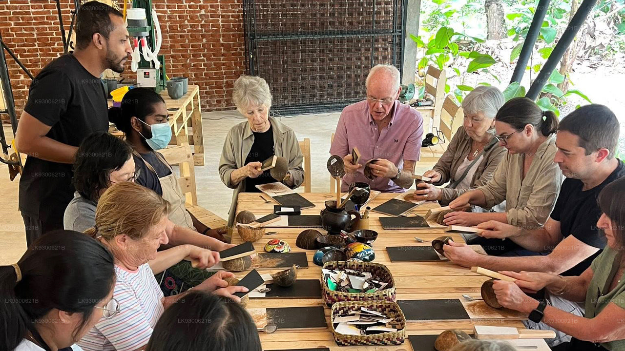 Experiencias prácticas de elaboración de artesanías con cáscara de coco y bambú en Sigiriya.