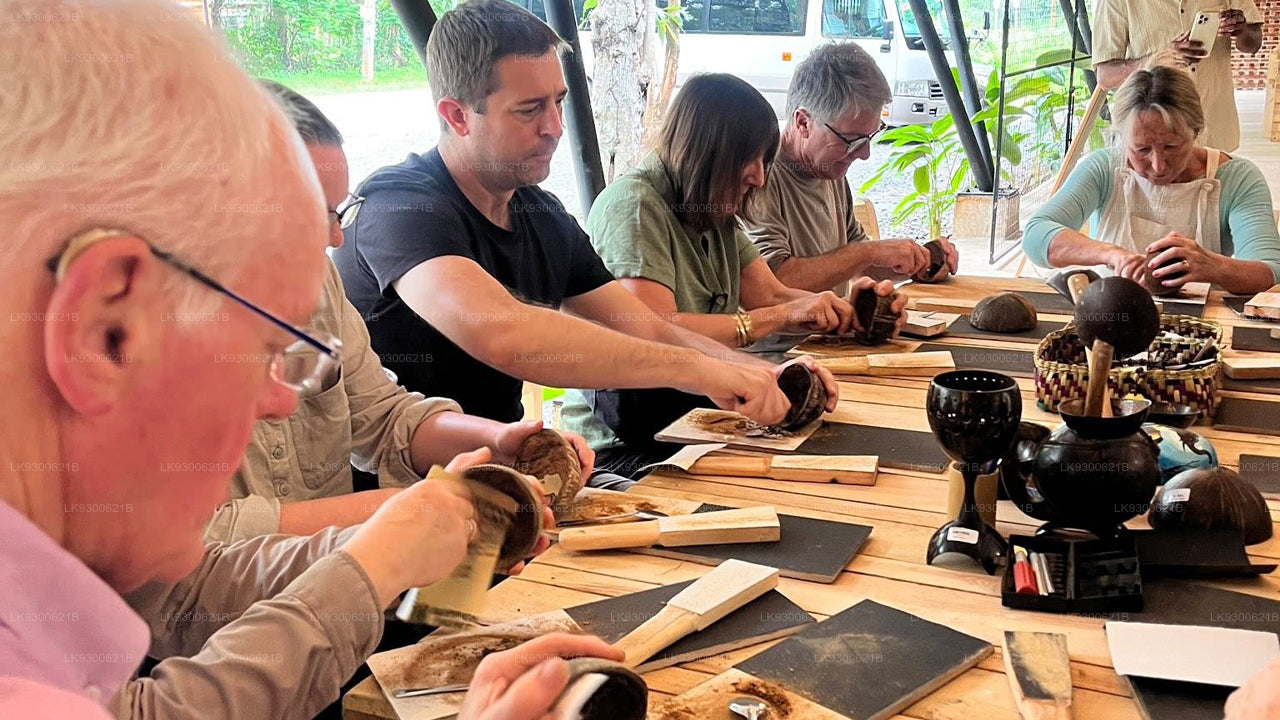Experiencias prácticas de elaboración de artesanías con cáscara de coco y bambú en Sigiriya.
