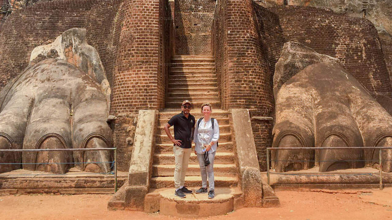 Sigirya y Minneriya desde Colombo (2 días)