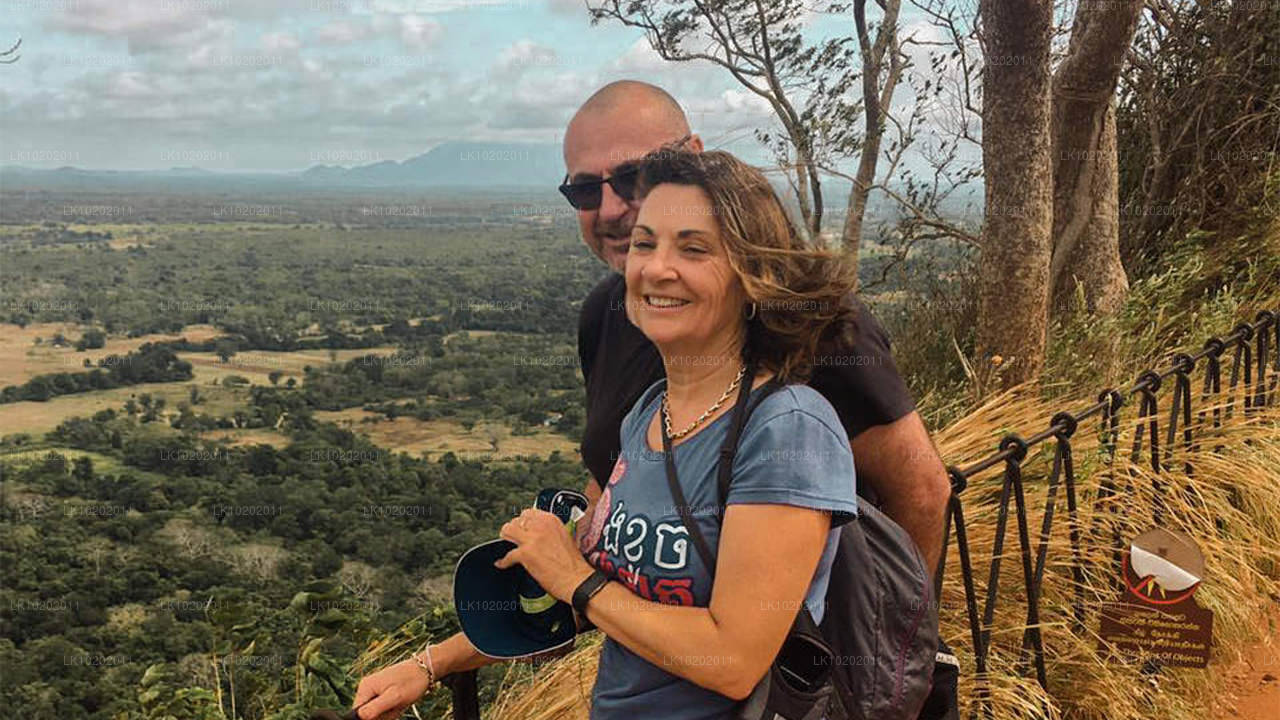 Sigirya y Minneriya desde Colombo (2 días)