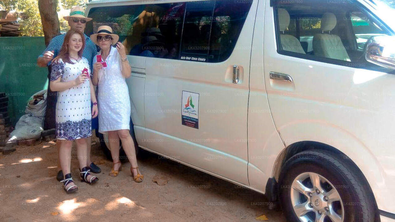 Transfer between Colombo Airport (CMB) and Jetwing Kaduruketha, Wellawaya