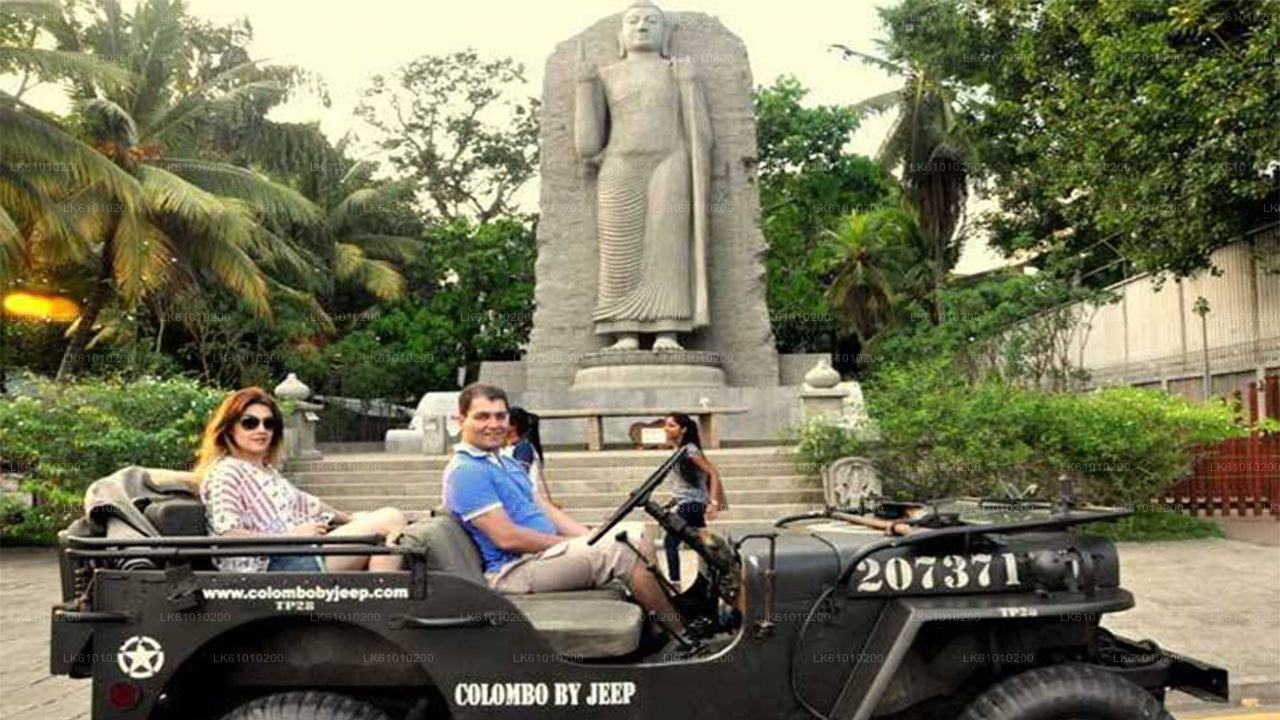 Recorrido por la ciudad de Colombo en jeep de guerra