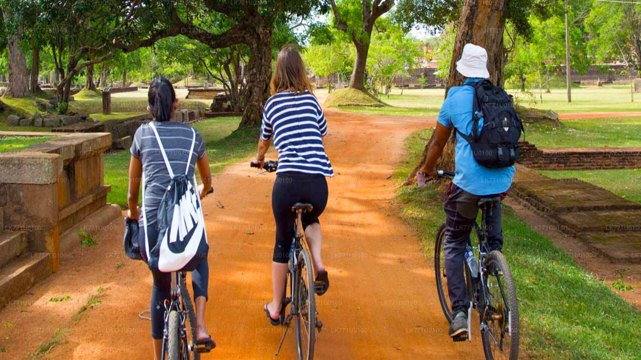 Pedaleando por las ruinas antiguas desde Polonnaruwa