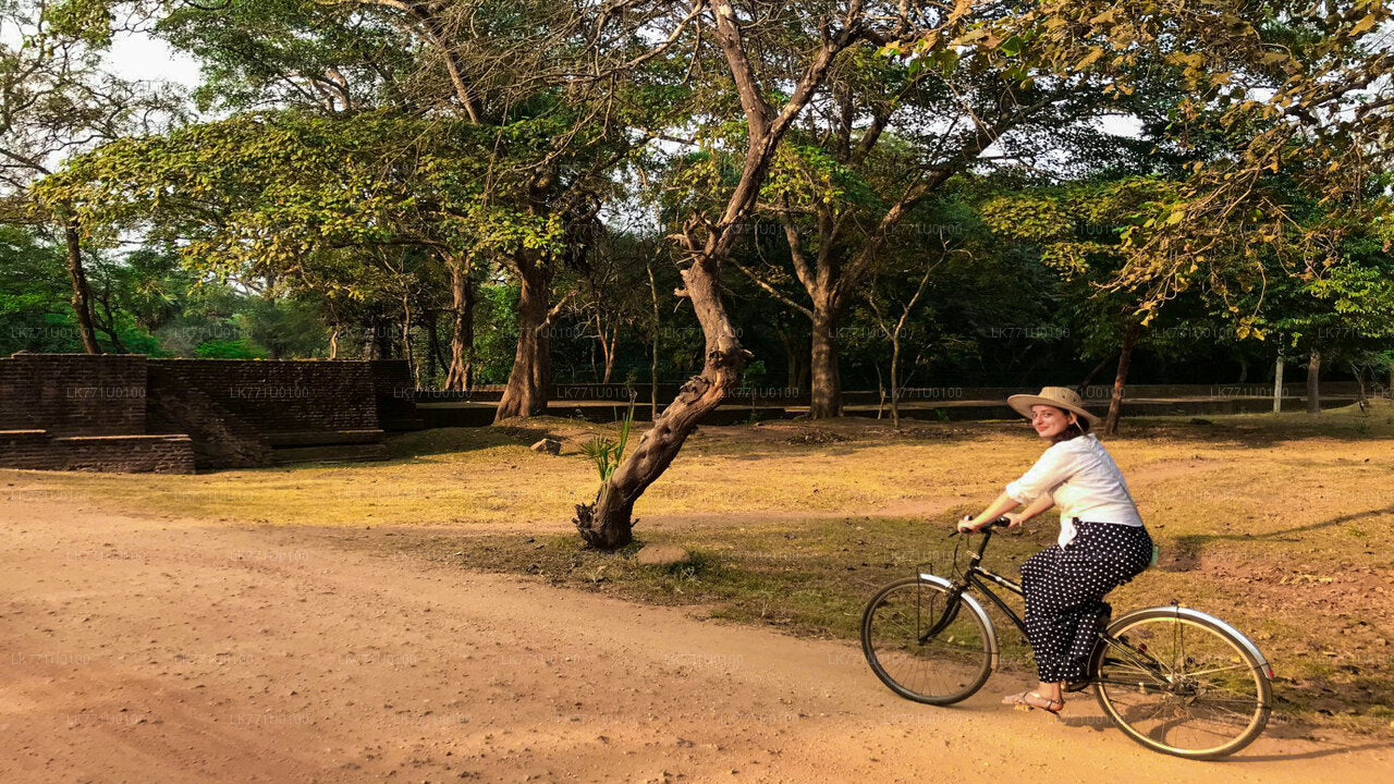 Pedaleando por las ruinas antiguas desde Polonnaruwa